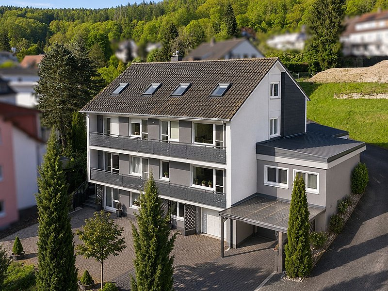 Außenansicht mit Stellplätzen & Carport