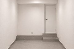 Raum mit Podest & separatem Zugang