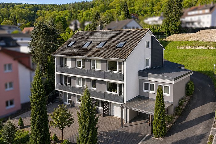 Außenansicht mit Stellplätzen & Carport
