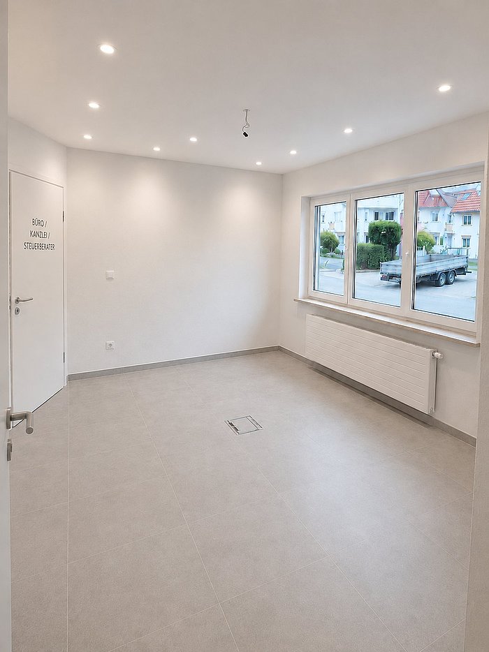 Heller Raum mit Spots & Bodenbox
