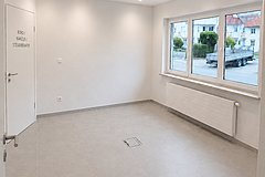 Heller Raum mit Spots & Bodenbox